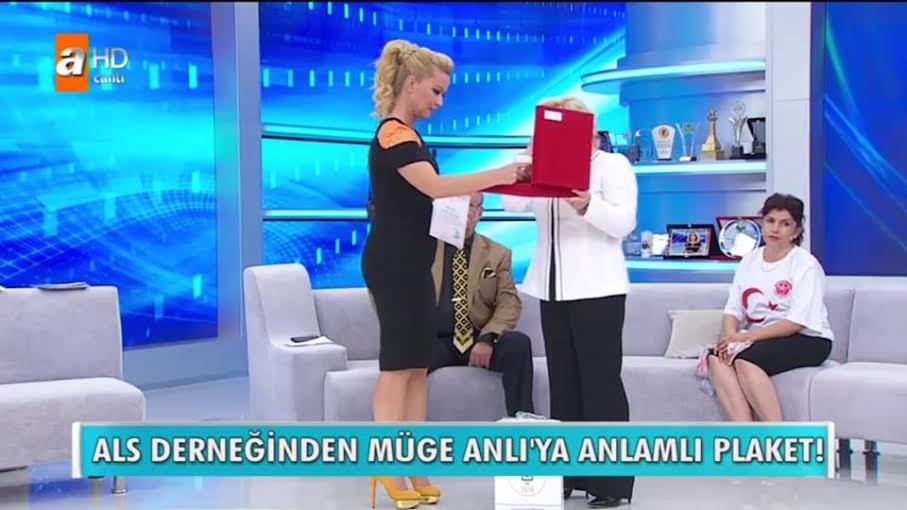 Müge Anlı 3 ödül birden aldı! Övgüleri kabul etti! 7