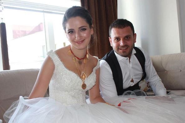 Kırgın Çiçekler'de mutlu gün! Dizinin Songül'ü evlendi... 7