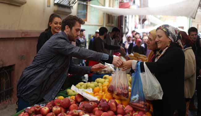 Çukur dizisinde Aras Bulut İynemli ile Dilan Çiçek Deniz pazar tezgahının başına geçti 7