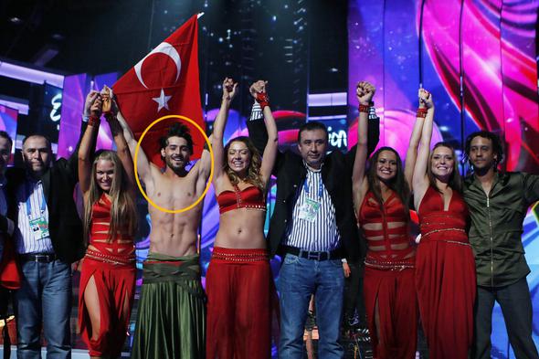 Çukur'un Kemal'i Uğur Yıldıran'ın Eurovision'da Hadise ile görüntüleri şok yarattı! 7