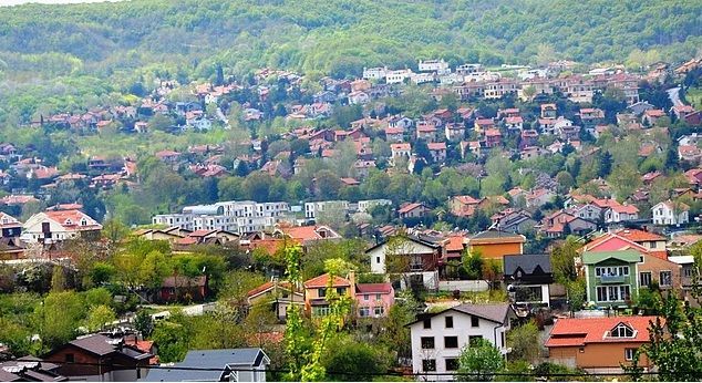 Ufak Tefek Cinayetler'de sandığınızdan daha zenginler! Sarmaşık'taki o evlerin fiyatı dudak uçuklatıyor! 7