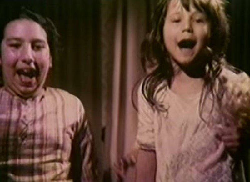 Unutulmayan Çıplak Vatandaş filmindeki minik çocuk hangi ünlü çıktı? 8