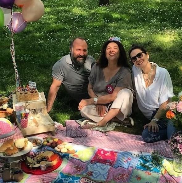 Halit Ergenç ve Bergüzar Korel'den piknikte sürpriz doğumgünü 11