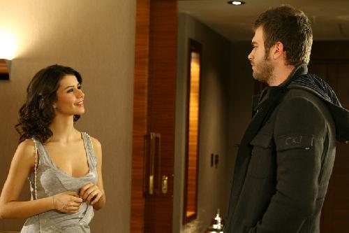 Beren Saat ile Kıvanç Tatlıtuğ yeniden dizide mi buluşacak? 7