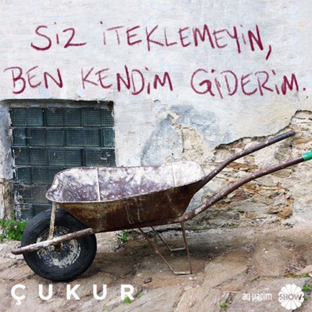 Çukur bitecek ama o yazılar kalacak! İşte Çukur'a damga vuran o duvar yazıları... 39