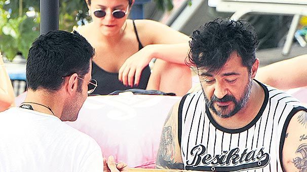 Celil Nalçakan hem Kanal D ekranında hem de tatilde! Peki bu nasıl oluyor? 7