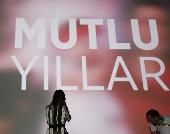 Hazal Kaya, Antalya Film Festivali'ndeki sürpriz karşısında gözyaşlarını tutamadı 9
