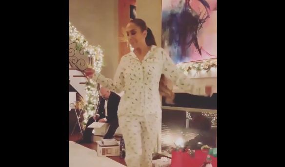Jennifer Lopez, yılbaşına özel pijamalı dansıyla dikkat çekti 7