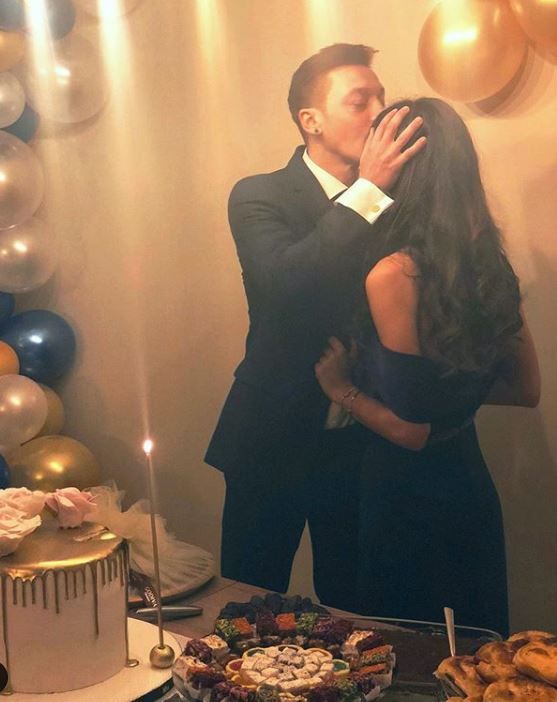 Mesut Özil'den nişanlandığı Amine Gülşe'ye Türk usulü öpücük! 7