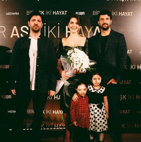 Bergüzar Korel ve Engin Akyürek, 'Bir Aşk İki Hayat' filmini hayranlarıyla izledi... 11