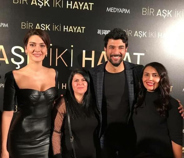 Bergüzar Korel ve Engin Akyürek, 'Bir Aşk İki Hayat' filmini hayranlarıyla izledi... 10