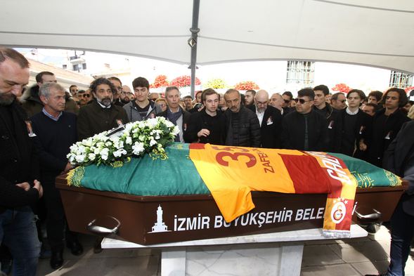Zafer Çika'nın cenazesinde gözyaşları sel oldu! Ünlü isimler Demet Akbağ'ı yalnız bırakmadı 18