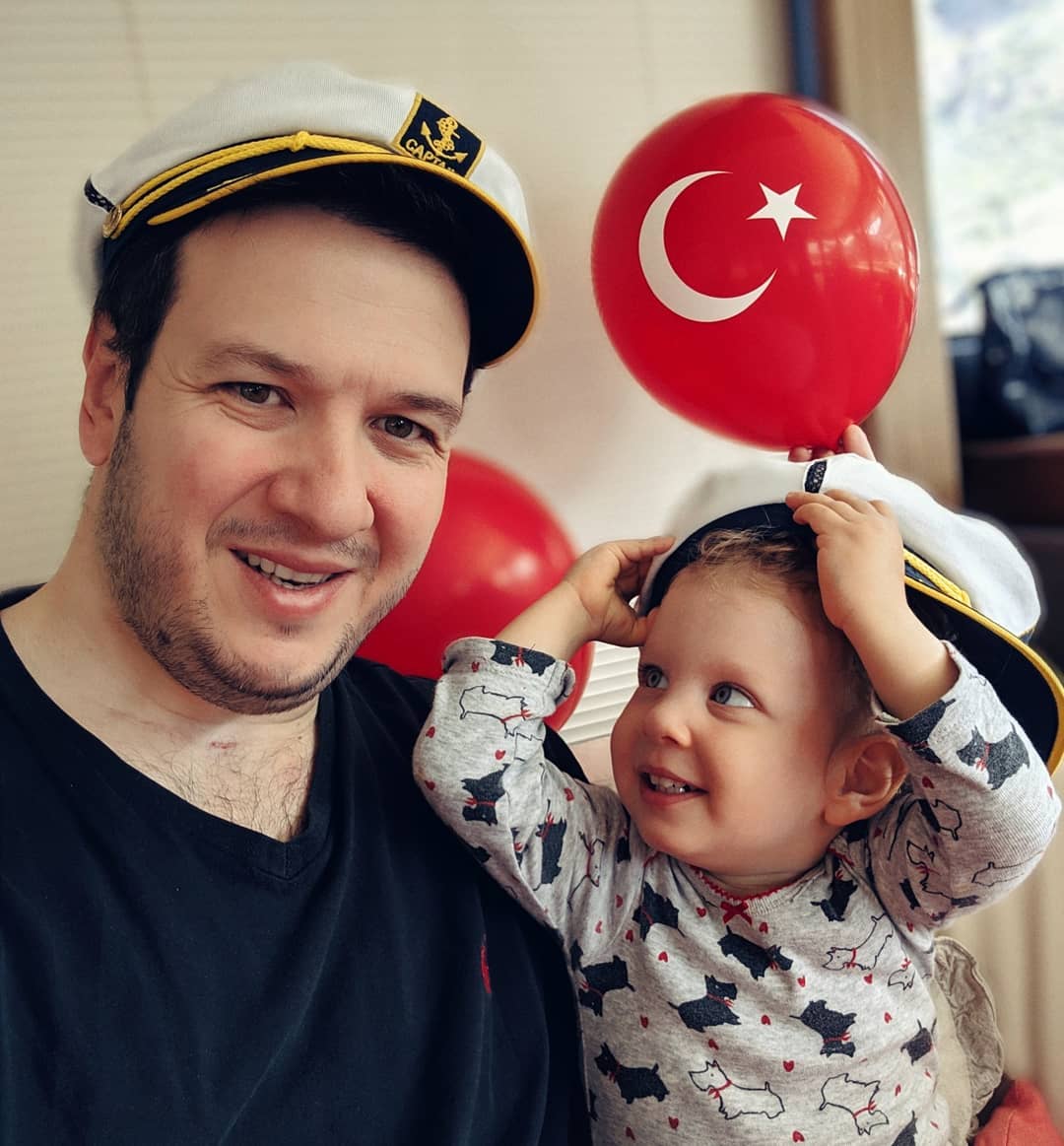 Şahan Gökbakar, kızıyla kaptan şapkasını takıp, balonlu 23 Nisan kutlaması yaptı 7
