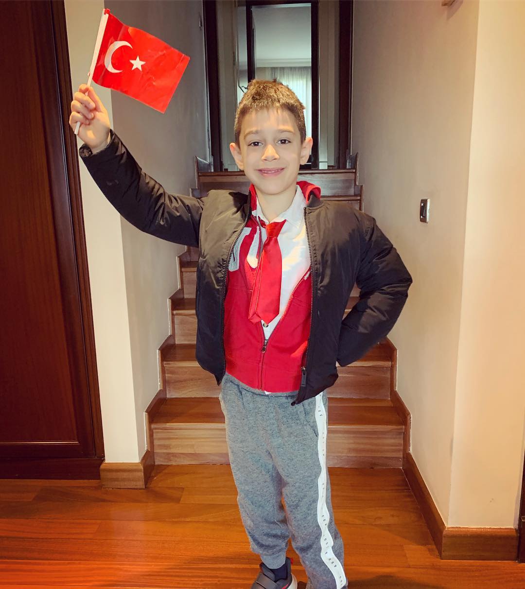 Ahu Yağtu, 23 Nisan bayramı kutlamasını oğlu Kemal'in gülümseten fotoğrafıyla kutladı 7