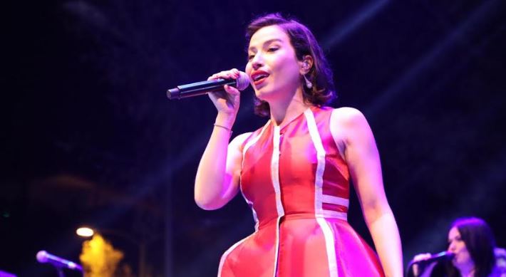 Burcu Güneş, Muğla'da 19 Mayıs bayramında 50 bin kişiye konser verdi 7