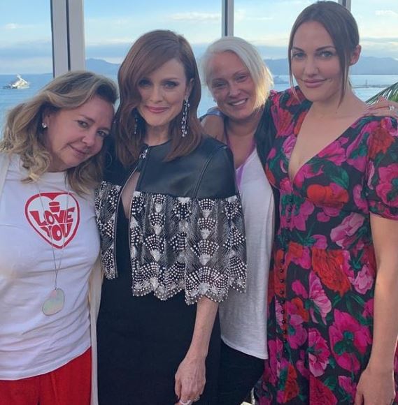 Meryem Uzerli, ünlü oyuncu Julianne Moore ile poz verdi ama elbise detayı dikkat çekti! 8