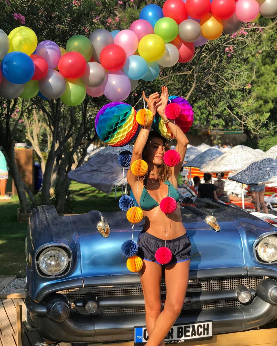 Merve Oflaz'ın bikinili, balonlu pozu beğeni topladı 7