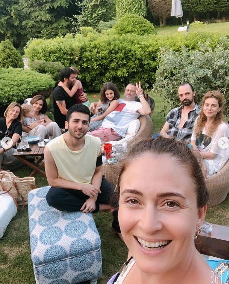 Ceyda Düvenci, bayram günü sürpriz konuklarını ağırladı! 11