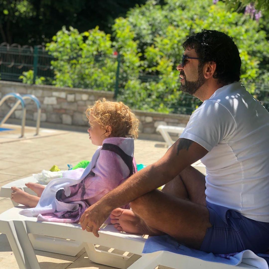 Bülent Şakrak ve Ceyda Düvenci'nin sevimli oğulları Ali'nin havuz sonrası keyfi 7