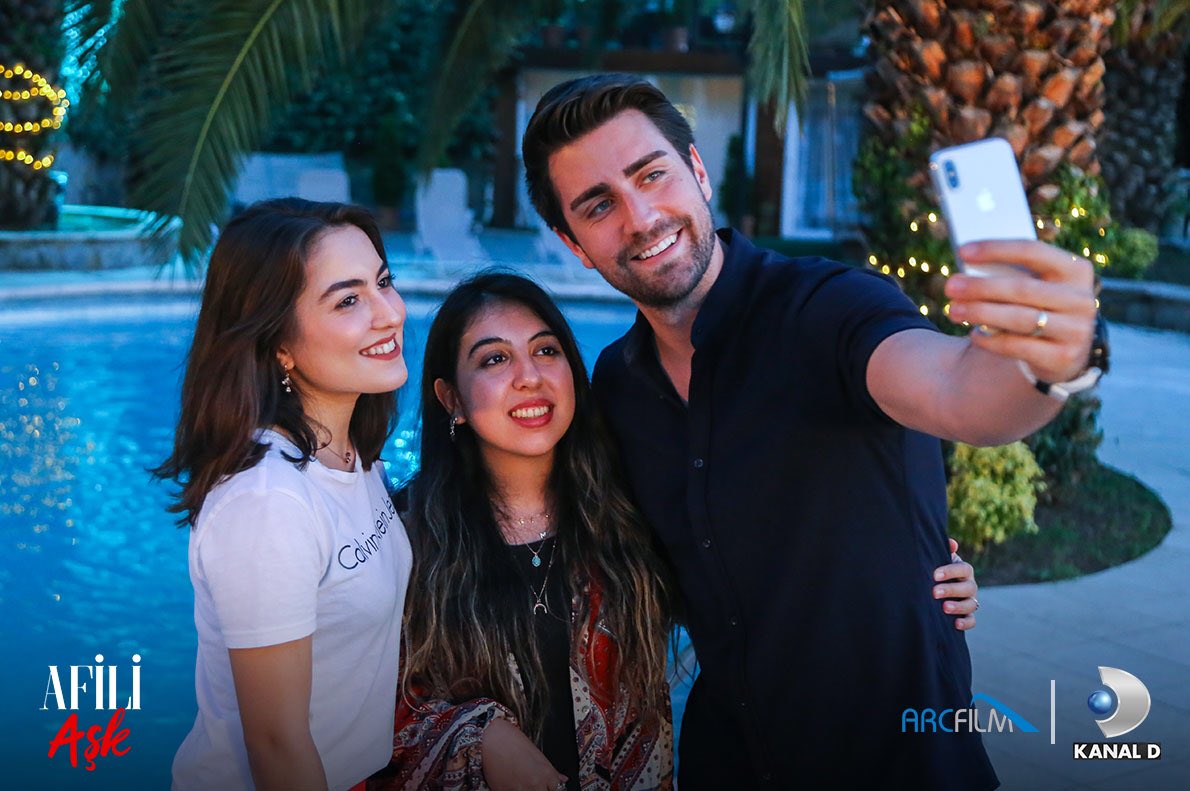 Afili Aşk dizi setinde takdir toplayan sosyal medya detayı! 9