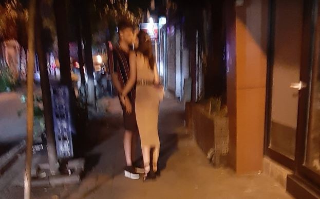 Fazilet Hanım ve Kızları dizisinin ünlü oyuncusu sokakta öpüşürken yakalandı! 7