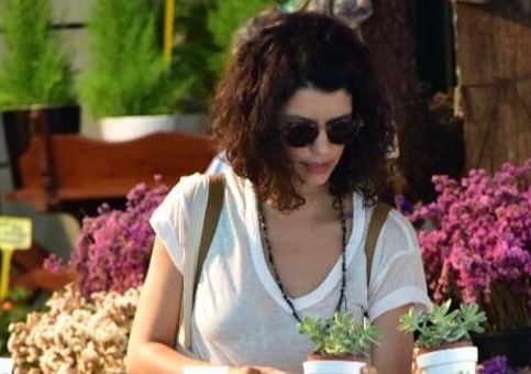 Beren Saat, çiçekçide magazincilere yakalandı! 11