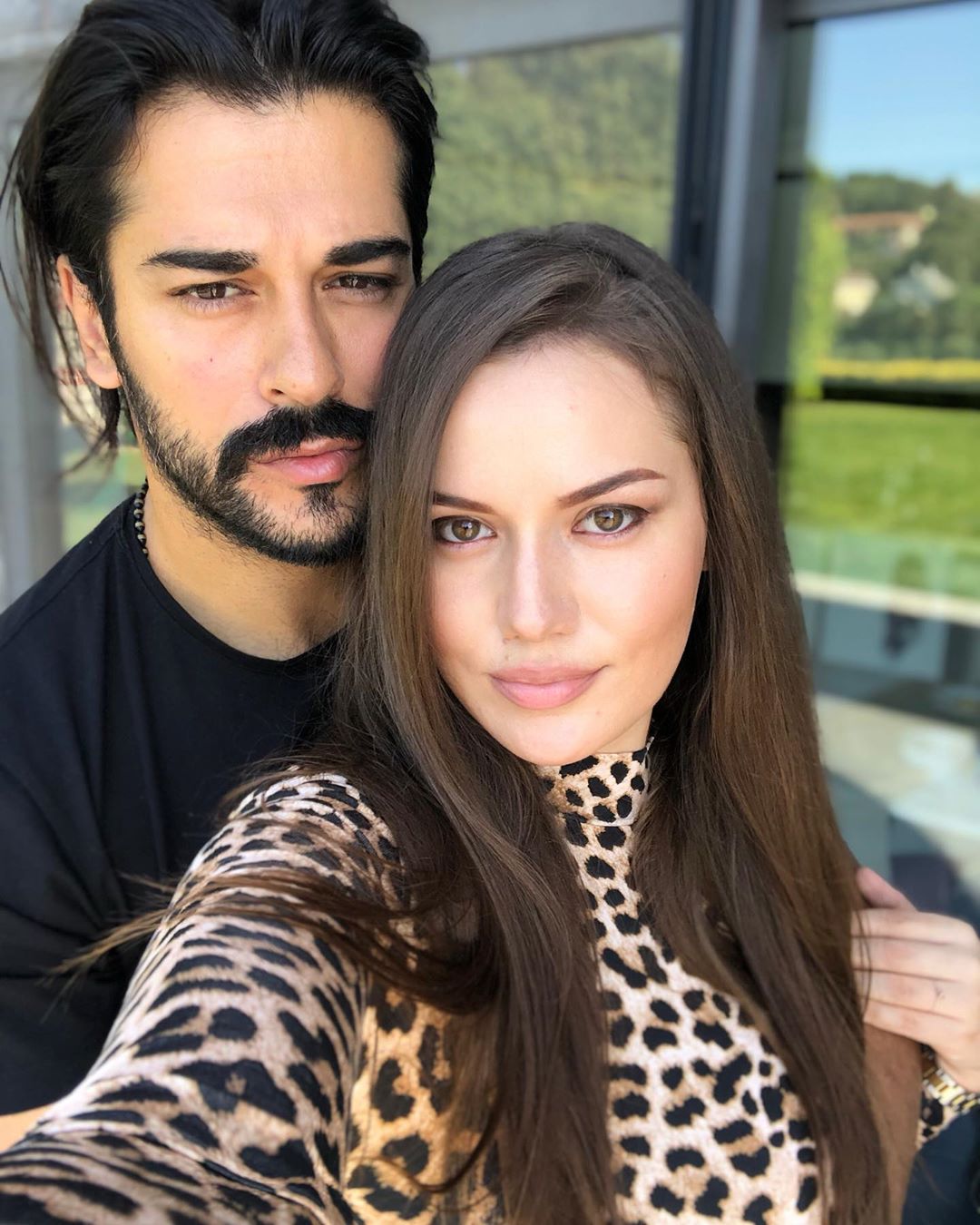 Fahriye Evcen ile Burak Özçivit'in aşk pozunda Demet Özdemir detayı! 9