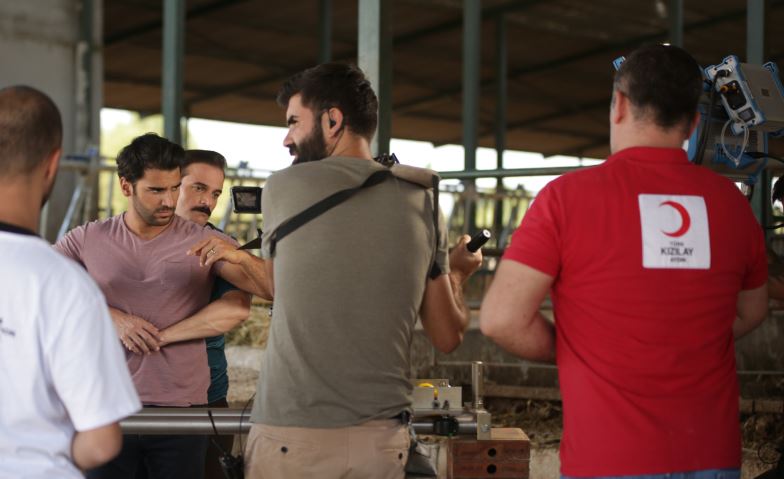 Kalk Gidelim dizisi kamu spotuna konu oldu! Ufuk Özkan'dan ilk yardım! 9