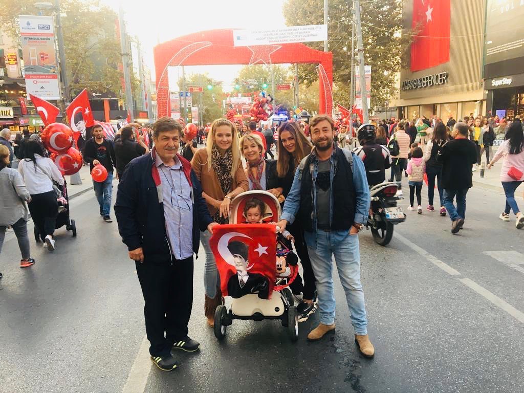 İpek Karapınar, ailesiyle Cumhuriyet Bayramı kutlamasında 7