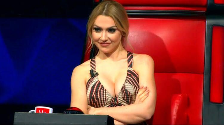 Hadise göğüs dekoltesi ile O Ses Türkiye'nin önüne geçti! 8