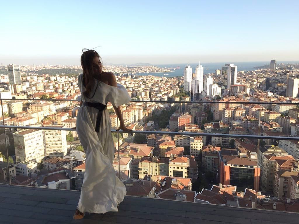 Beyazlar içindeki Eda Ece'den İstanbul manzarası! 7