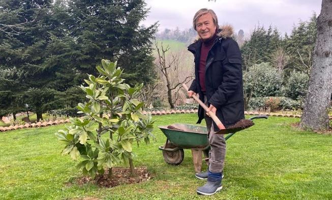 Erol Evgin evinde karantina günlerinde bahçe işleri yapıyor! 7