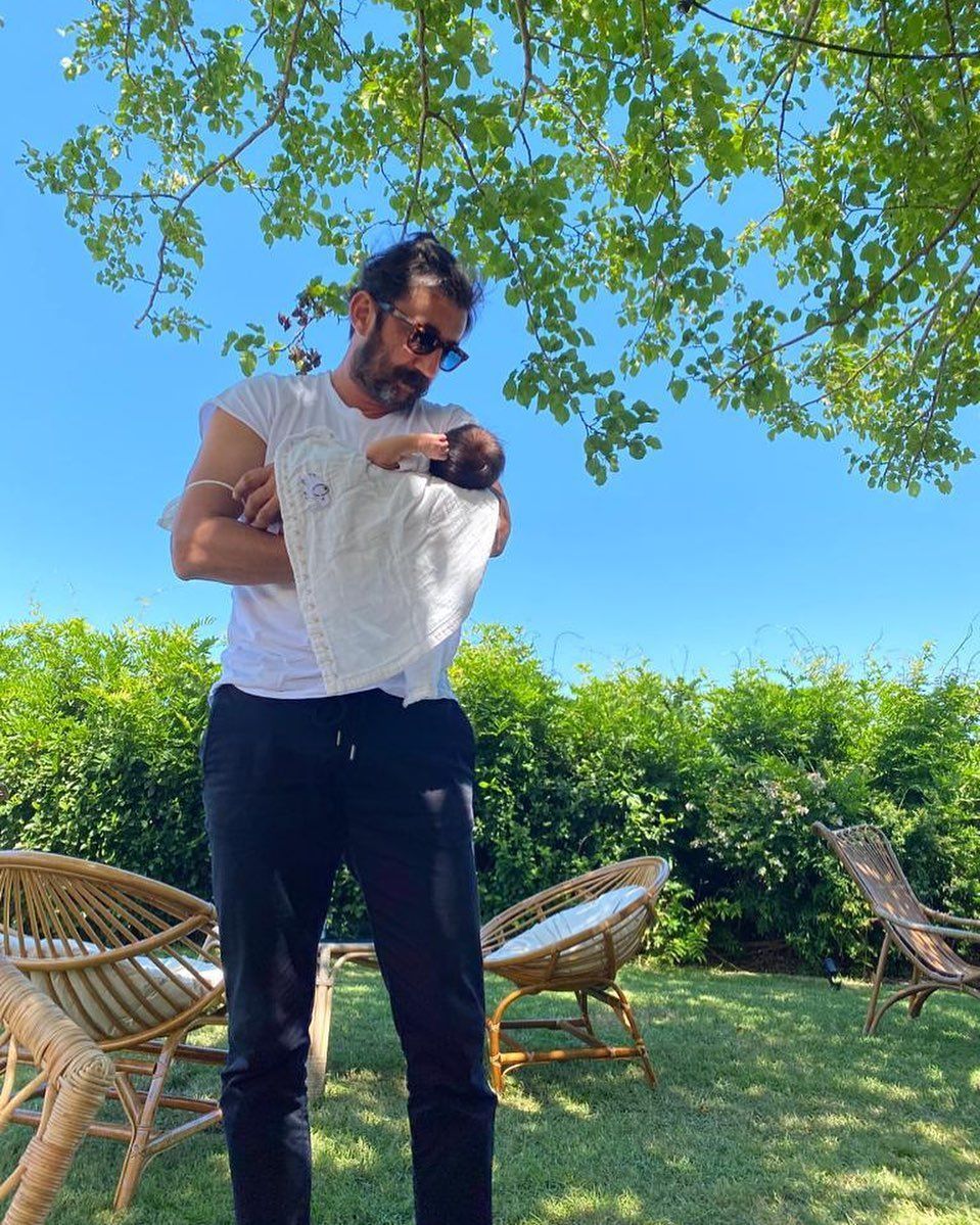 İbrahim Çelikkol'dan sonra Necip Memili de bebeği ile sempatiklik kastı! 9