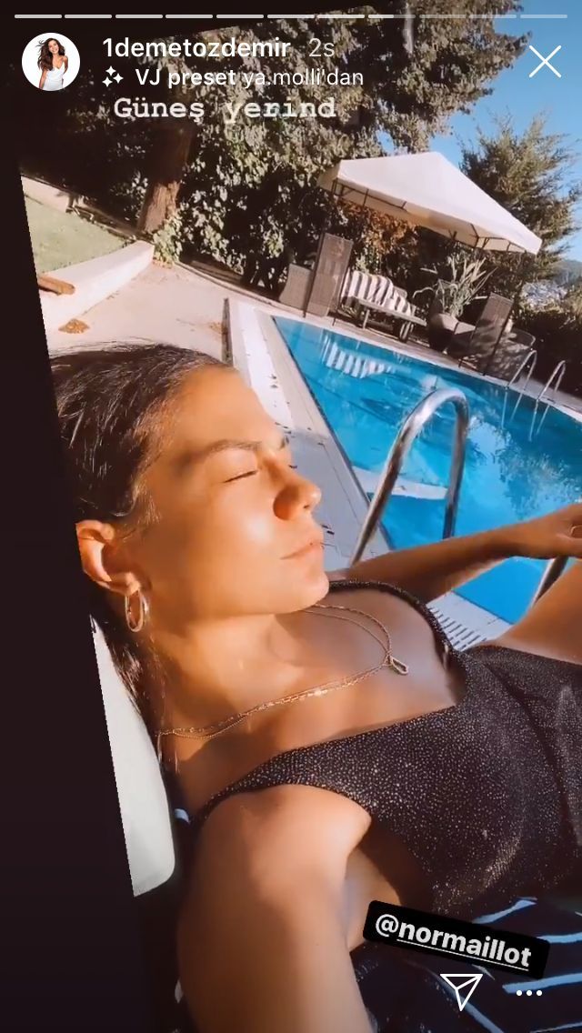 Demet Özdemir, Bodrum'dan sonra evinin havuzunda pozu çaktı! Bahçeyi de süpürmüş... 8