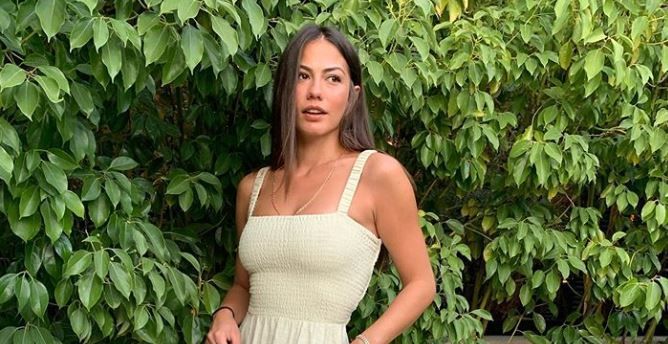 Tarzım şekil, önümden çekil! Demet Özdemir tatilde resmen moda şov yaptı! 24