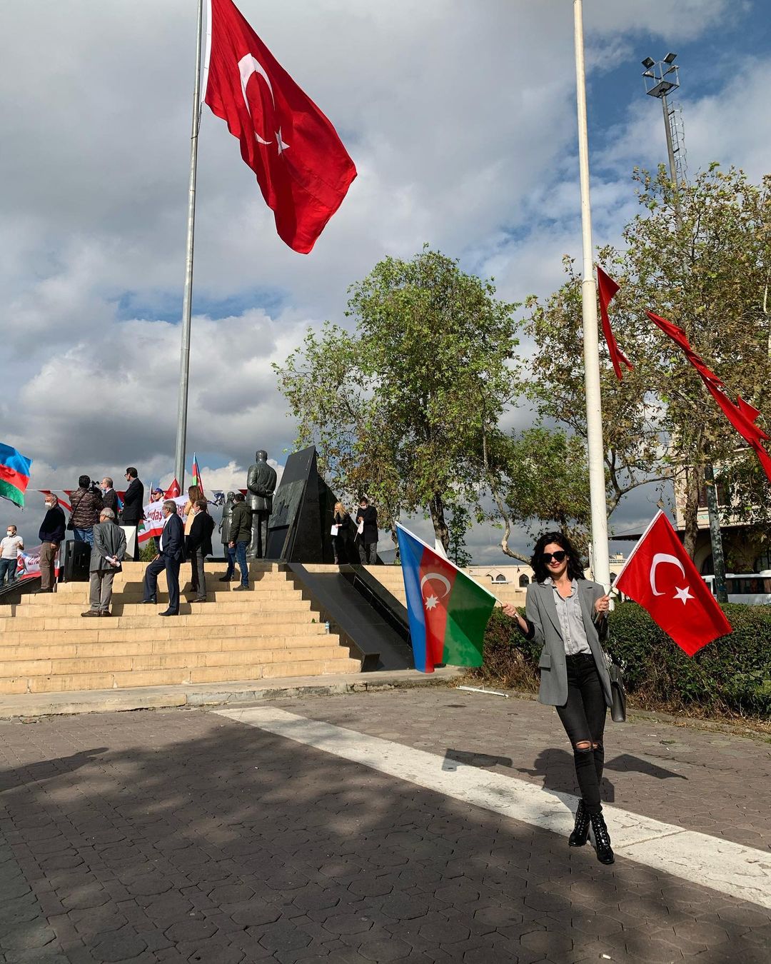 Nesrin Cavadzade'den Türk ve Azerbaycan bayraklı gözleri yaşartan paylaşım 7