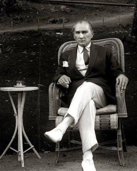 Ünlü isimlerin 10 Kasım'da Ulu Önder Atatürk'ü andıkları en farklı mesajlar! 24