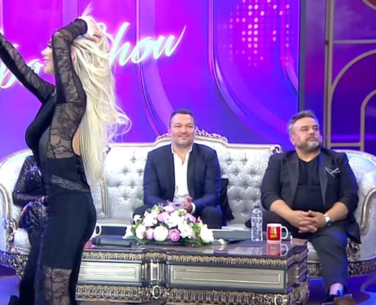 İbo Show'a katılan Bülent Serttaş, oryantal Didem'e bakmama çabasıyla sosyal medyada olay oldu! 7