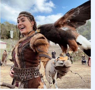 Ebru Şahin, Destan setinde vahşi kuşla korku dolu anlar yaşadı 11