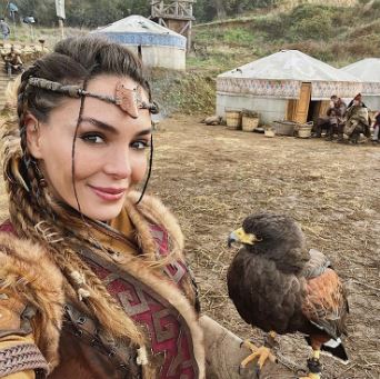 Ebru Şahin, Destan setinde vahşi kuşla korku dolu anlar yaşadı 9