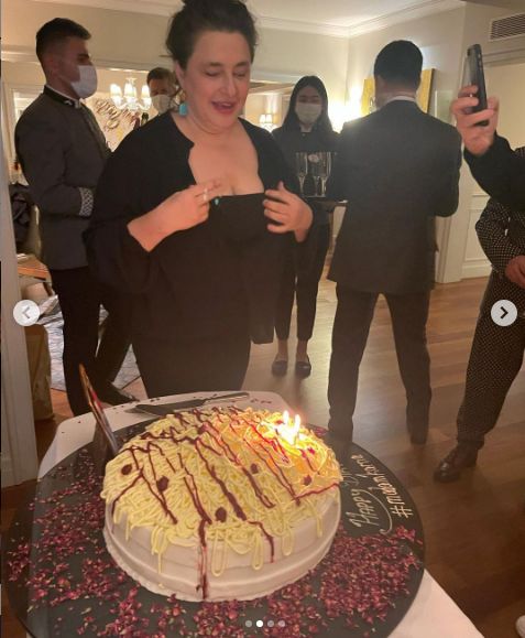 Demet Evgar, yakın arkadaşı Esra Dermancıoğlu'nun ilginç doğum günü pastasını sosyal medyadan ifşa etti! 11