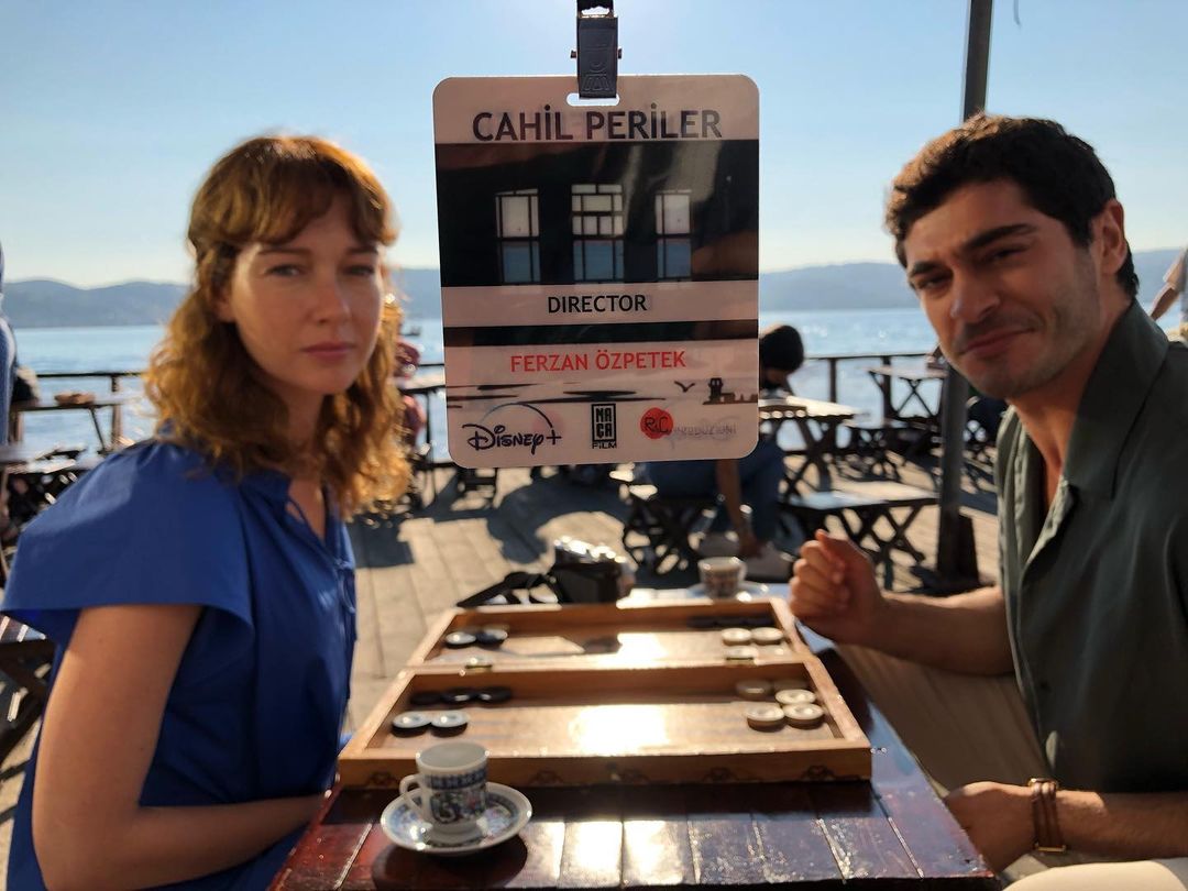 Burak Deniz, Cahil Periler (Fe fate ignoranti) dizi setinde İtalyan oyuncu Cristiana Capotondi ile tavla oynuyor. 