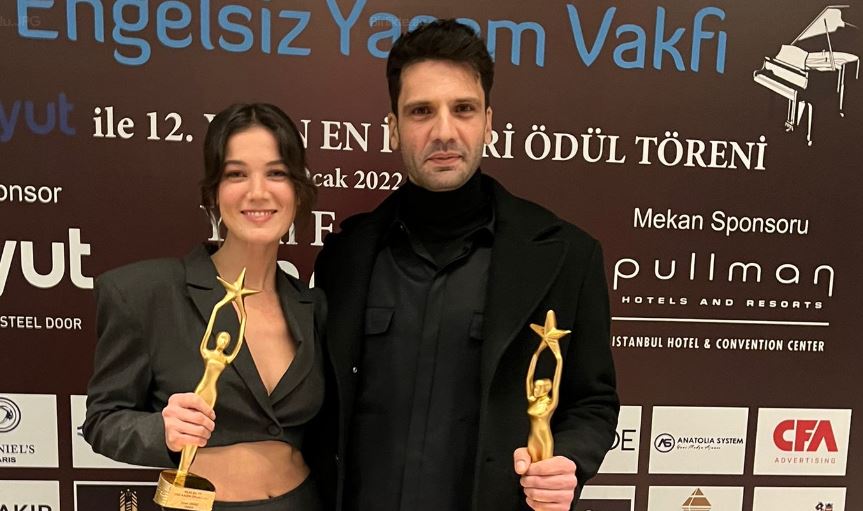 Yargı dizisi de başrol oyuncuları Pınar Deniz ve Kaan Urgancıoğlu da ödül kazandı! 42