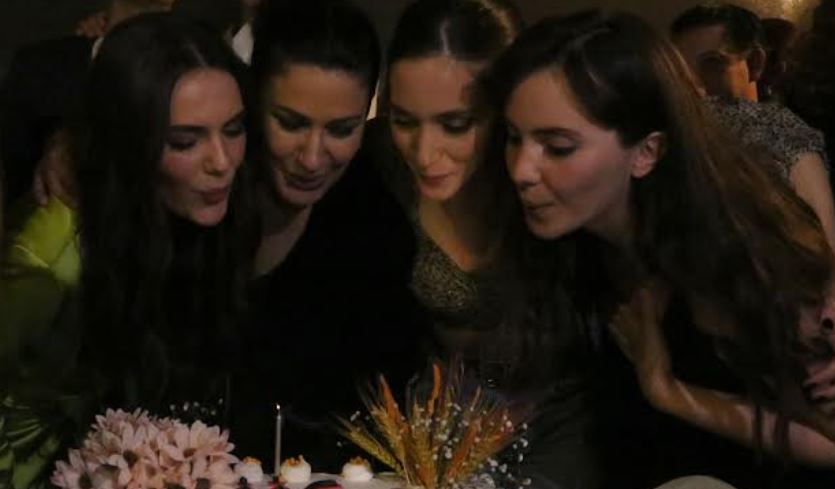 Üç Kız Kardeş dizi ekibi ilk bölümü birlikte izledi, pasta keserek kutladı! 11