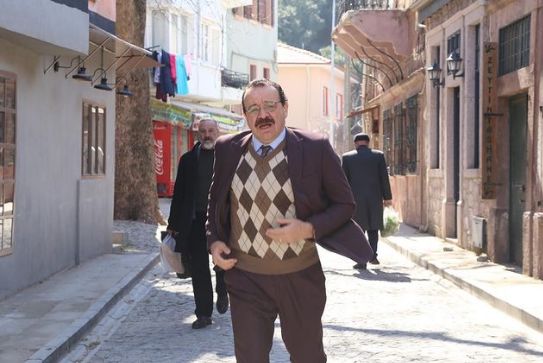 Oyuncu Reha Özcan Üç Kız Kardeş dizisindeki karakteriyle Türk sinemasının hangi usta oyuncusuna benzetildi? 89
