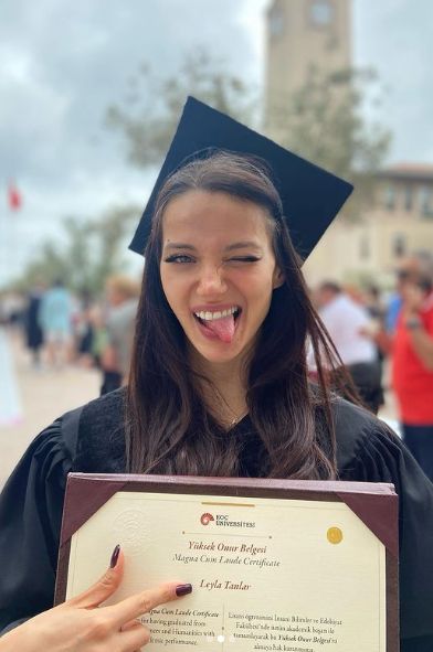 Ünlü oyuncu Leyla Tanlar'ın gecikmeli mezuniyet sevinci! 8