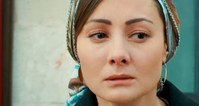 Aşk ve Mavi dizisinin Fatma'sı Nur Yazar yeni dizi için hayatında büyük değişiklik yaptı 9