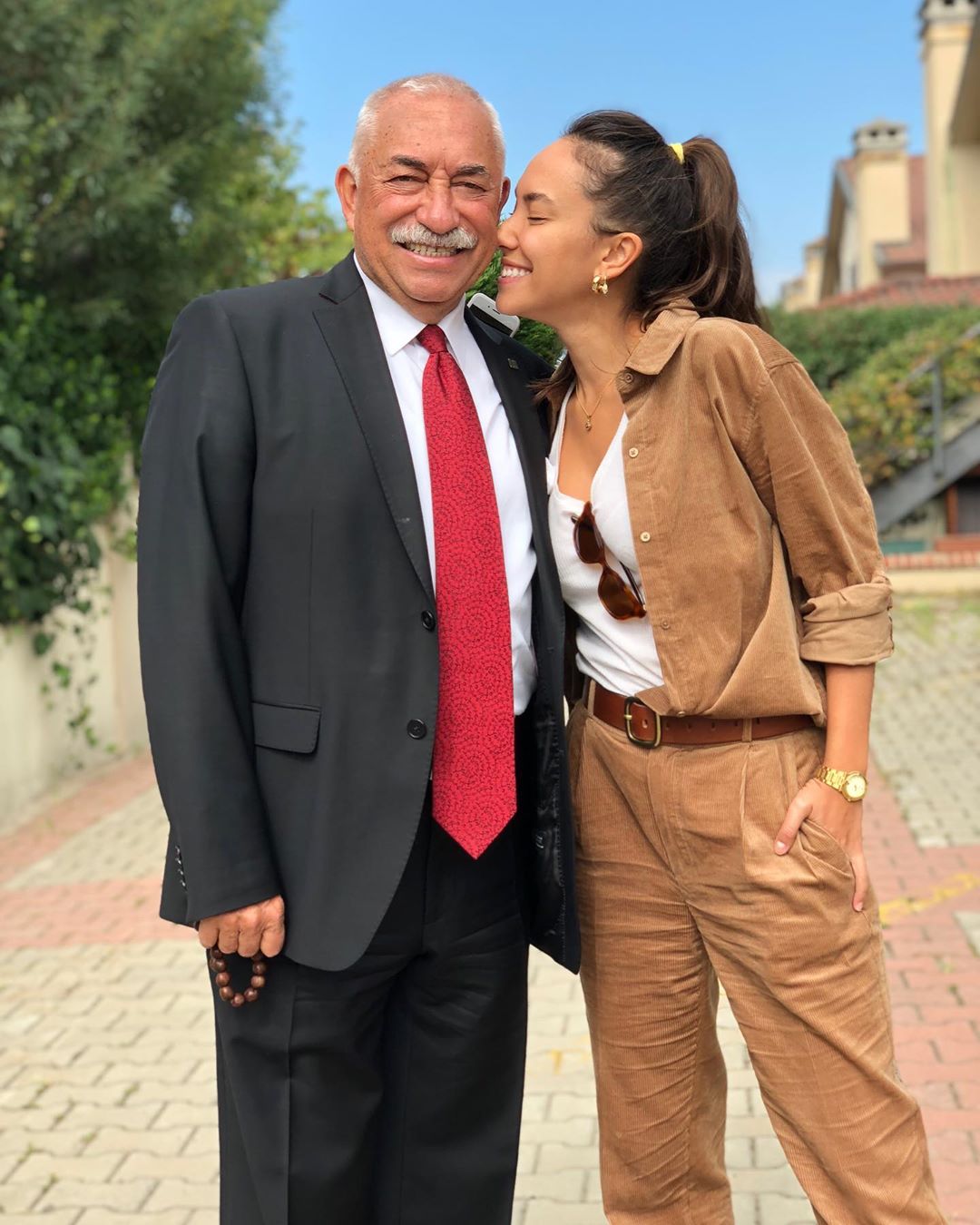 Kızıl Goncalar dizisinin Hande'si Duygu Sarışın'ı ne kadar tanıyorsunuz? Kimin kızı olduğunu biliyor musunuz? 7 Kızıl Goncalar dizisinin Hande'si Duygu Sarışın'ı ne kadar tanıyorsunuz? Kimin kızı olduğunu biliyor musunuz? 7