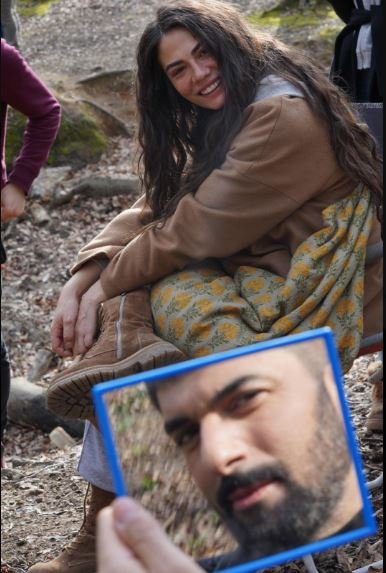 Adım Farah dizisinin hem hikayesinde hem de sette aile gibi oldular! 9