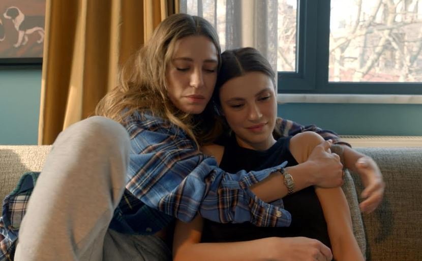 Serenay Sarıkaya rolü gömlek gibi üzerine giydi, Aile dizisinde güç zehirlenmesi Devin'i canavara dönüştürdü! 8 Serenay Sarıkaya rolü gömlek gibi üzerine giydi, Aile dizisinde güç zehirlenmesi Devin'i canavara dönüştürdü! 8